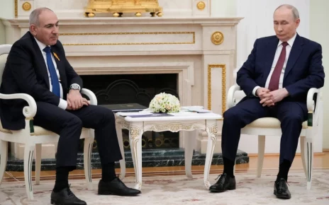 Президент Росії Володимир Путін (праворуч) та прем’єр-міністр Вірменії Нікол Пашинян зустрілися в Кремлі в Москві 1 квітня