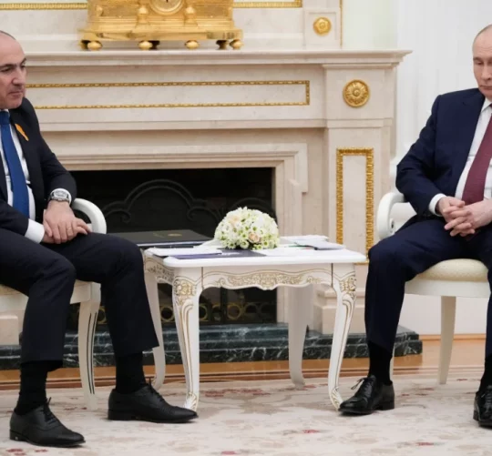 Президент Росії Володимир Путін (праворуч) та прем’єр-міністр Вірменії Нікол Пашинян зустрілися в Кремлі в Москві 1 квітня