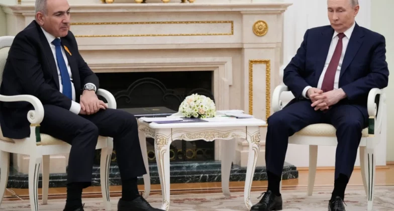 Президент Росії Володимир Путін (праворуч) та прем’єр-міністр Вірменії Нікол Пашинян зустрілися в Кремлі в Москві 1 квітня