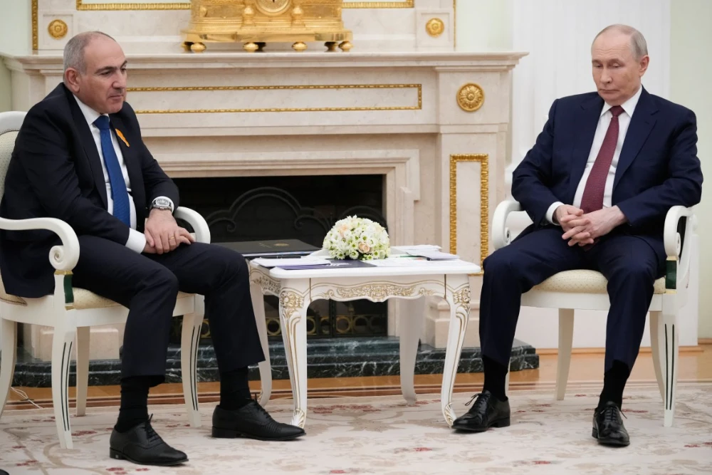 Президент Росії Володимир Путін (праворуч) та прем’єр-міністр Вірменії Нікол Пашинян зустрілися в Кремлі в Москві 1 квітня