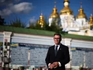 Прем'єр-міністр Великої Британії Енді Бернем позує перед Стіною пам'яті на Михайлівській площі в Києві, 24 серпня 2026 року