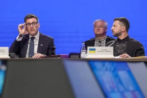 Енді Бернхем та Володимир Зеленський під час зустрічі «Коаліції охочих» у Києві 24 серпня