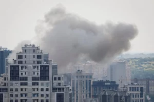 Київ у диму після атаки Росії на місто