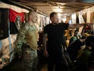 Офіцери Першого окремого штурмового полку України переглядають оперативні кадри з поля бою, зняті дронами та відображені за допомогою системи «Дельта», у командному бункері на сході України у 2025 році