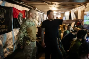 Офіцери Першого окремого штурмового полку України переглядають оперативні кадри з поля бою, зняті дронами та відображені за допомогою системи «Дельта», у командному бункері на сході України у 2025 році