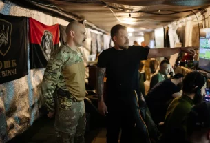 Офіцери Першого окремого штурмового полку України переглядають оперативні кадри з поля бою, зняті дронами та відображені за допомогою системи «Дельта», у командному бункері на сході України у 2025 році