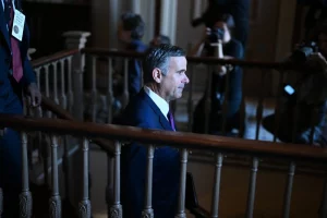 Джон Раткліфф, директор ЦРУ, під час таємного візиту до Москви цього тижня передав термінове повідомлення Олександру В. Бортнікову, голові російської спецслужби ФСБ