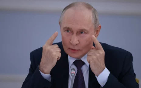 Володимир Путін робить жест двома пальцями уверх