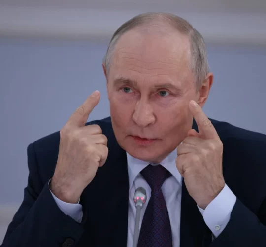 Володимир Путін робить жест двома пальцями уверх