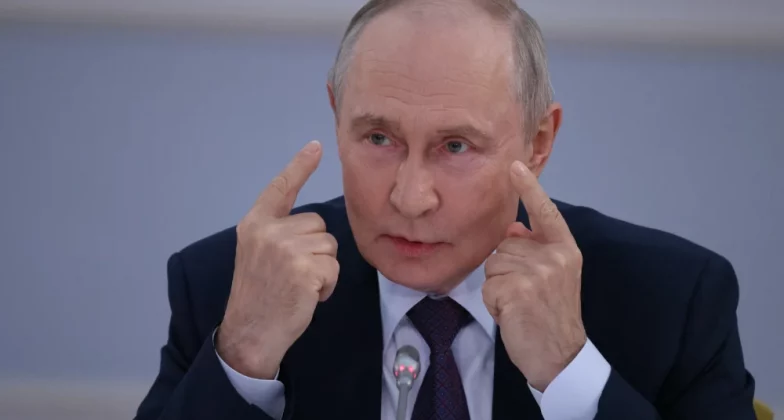 Володимир Путін робить жест двома пальцями уверх