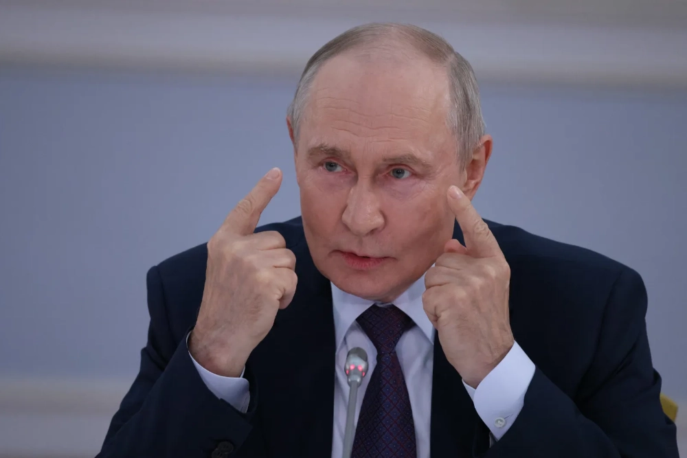 Володимир Путін робить жест двома пальцями уверх