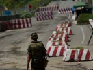 Російський солдат дивиться у бік кордону між Грузією та Абхазією