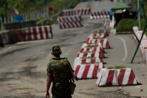 Російський солдат дивиться у бік кордону між Грузією та Абхазією