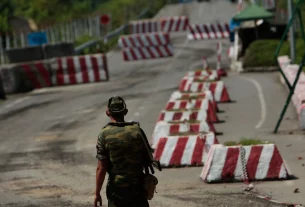 Російський солдат дивиться у бік кордону між Грузією та Абхазією