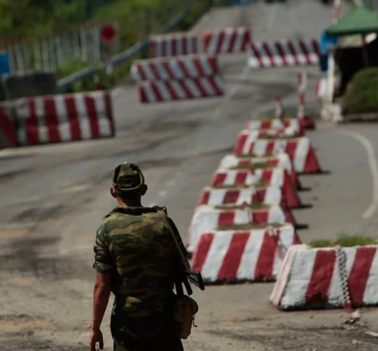 Російський солдат дивиться у бік кордону між Грузією та Абхазією