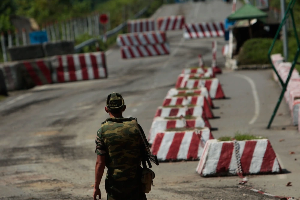Російський солдат дивиться у бік кордону між Грузією та Абхазією