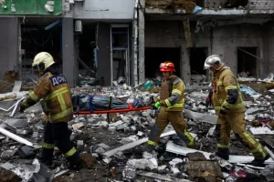 рятівники виносять загиблих після обстрілу Києва