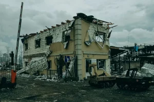 Збитки в селі Мила після російського удару по складу боєприпасів. Вибух зачепив прилеглі житлові райони.