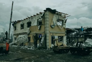 Збитки в селі Мила після російського удару по складу боєприпасів. Вибух зачепив прилеглі житлові райони.