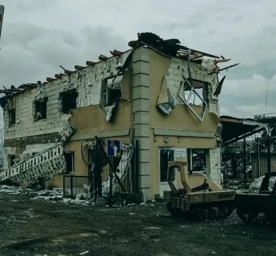 Збитки в селі Мила після російського удару по складу боєприпасів. Вибух зачепив прилеглі житлові райони.
