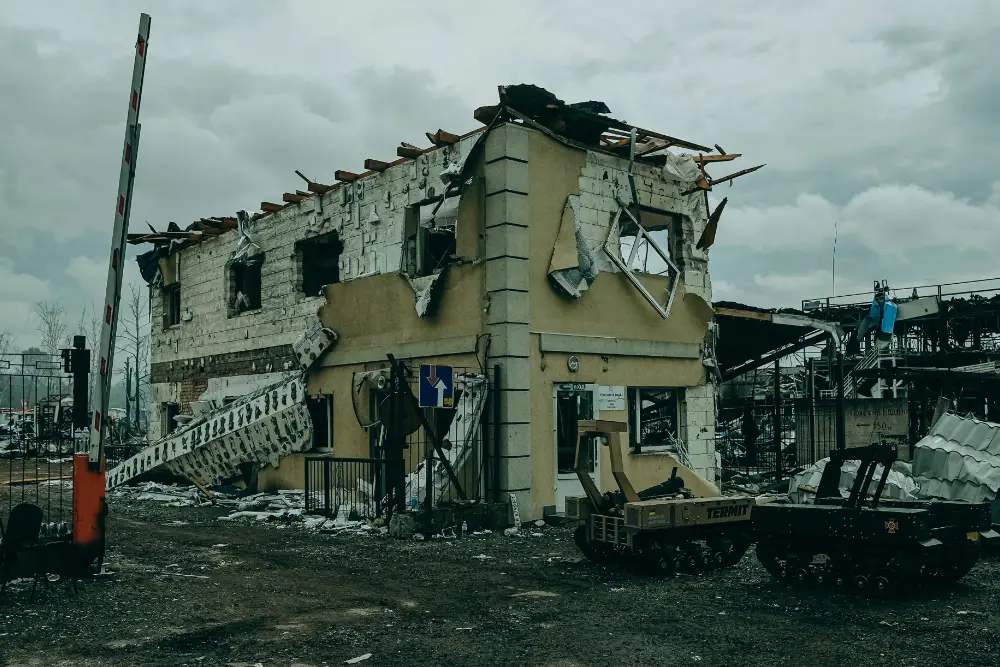 Збитки в селі Мила після російського удару по складу боєприпасів. Вибух зачепив прилеглі житлові райони.