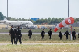Поліцейські шукають дрон в аеропорту Лейпцига (Німеччина) після ймовірного нападу