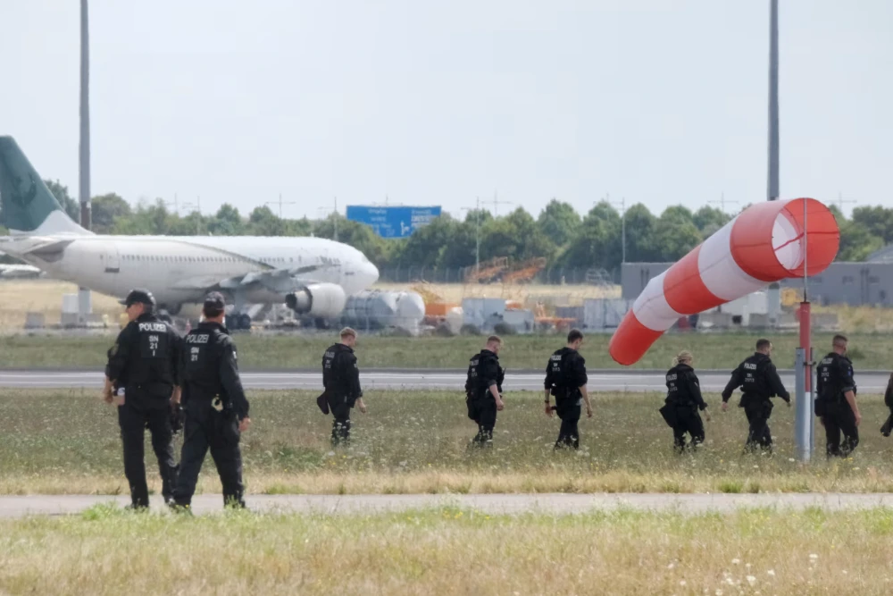Поліцейські шукають дрон в аеропорту Лейпцига (Німеччина) після ймовірного нападу