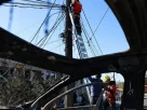 Ремонт та модернізація електромереж, чоловік ремонтує на стовбі електромережу