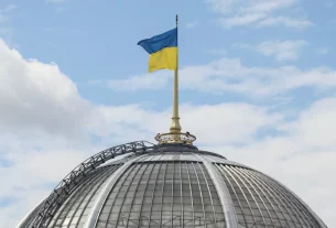 Український прапор майорить над будівлею Верховної Ради України, у Києві, 24 серпня 2025 року