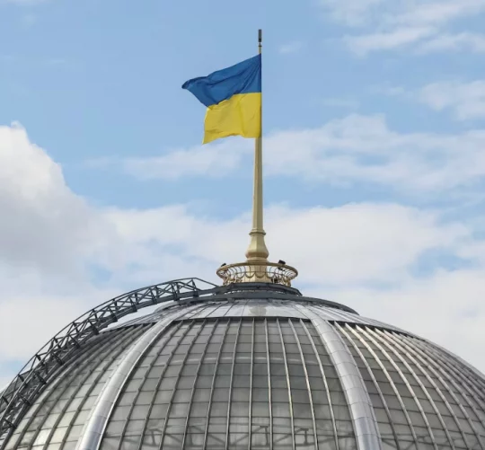Український прапор майорить над будівлею Верховної Ради України, у Києві, 24 серпня 2025 року