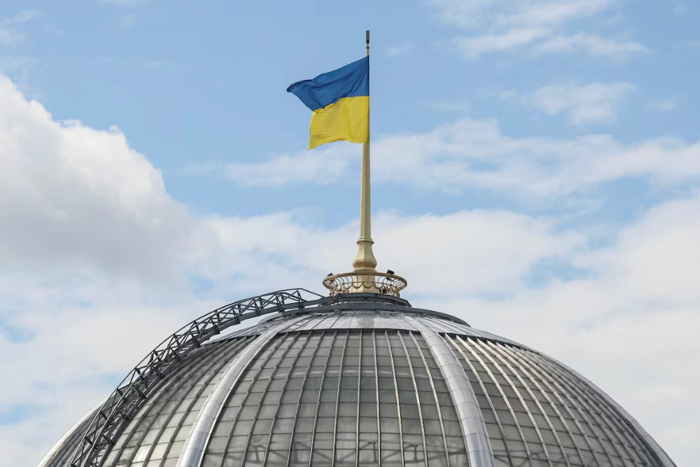 Український прапор майорить над будівлею Верховної Ради України, у Києві, 24 серпня 2025 року