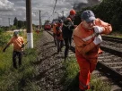 Залізничники ремонтують повітряні лінії після того, як вони були пошкоджені внаслідок удару російського безпілотника в Борисполі