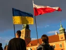 прапори України та Польщі підняті у повітря