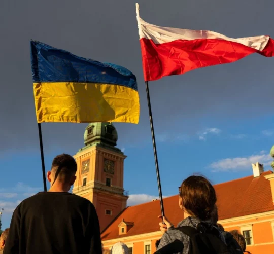 прапори України та Польщі підняті у повітря