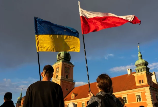 прапори України та Польщі підняті у повітря