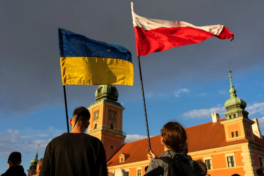 прапори України та Польщі підняті у повітря