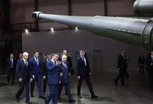 Путіну демонструють арсенал озброєнь на військовому заводі
