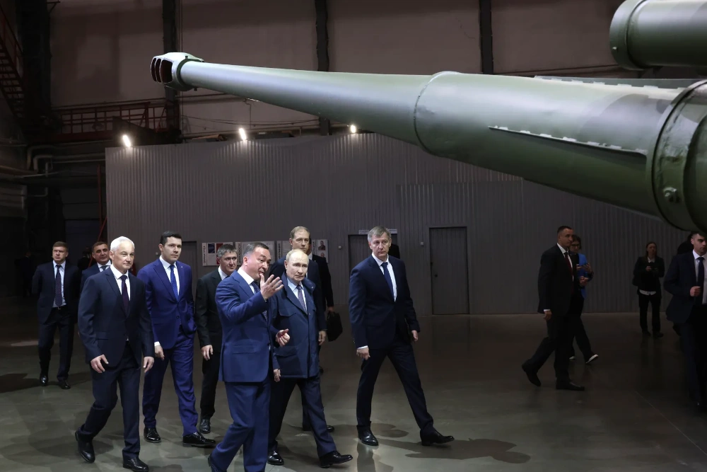 Путіну демонструють арсенал озброєнь на військовому заводі