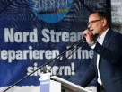 Лідер партії «Альтернатива для Німеччини» Тіно Хрупалла виступає на антиурядовій акції протесту в Берліні, у 2022 році, на банері напис «Північний потік: відремонтувати, відкрити, забезпечити безпеку»
