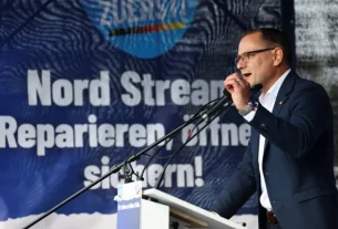 Лідер партії «Альтернатива для Німеччини» Тіно Хрупалла виступає на антиурядовій акції протесту в Берліні, у 2022 році, на банері напис «Північний потік: відремонтувати, відкрити, забезпечити безпеку»