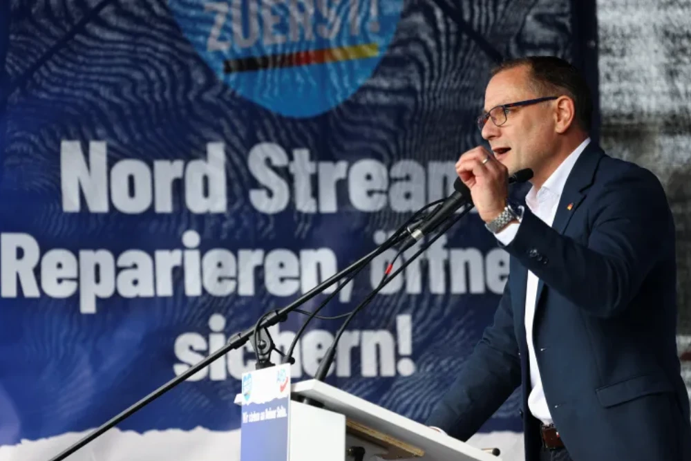 Лідер партії «Альтернатива для Німеччини» Тіно Хрупалла виступає на антиурядовій акції протесту в Берліні, у 2022 році, на банері напис «Північний потік: відремонтувати, відкрити, забезпечити безпеку»