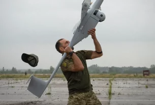 Український солдат запускає польський розвідувальний дрон FlyEye виробництва компанії WB Electronics, який використовується українською армією
