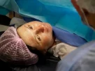 Українська мати Марина відразу після пологів шляхом кесаревого розтину в підземній лікарні в Харкові, Україна, у середу