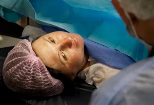 Українська мати Марина відразу після пологів шляхом кесаревого розтину в підземній лікарні в Харкові, Україна, у середу