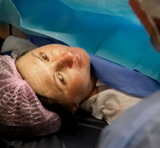 Українська мати Марина відразу після пологів шляхом кесаревого розтину в підземній лікарні в Харкові, Україна, у середу