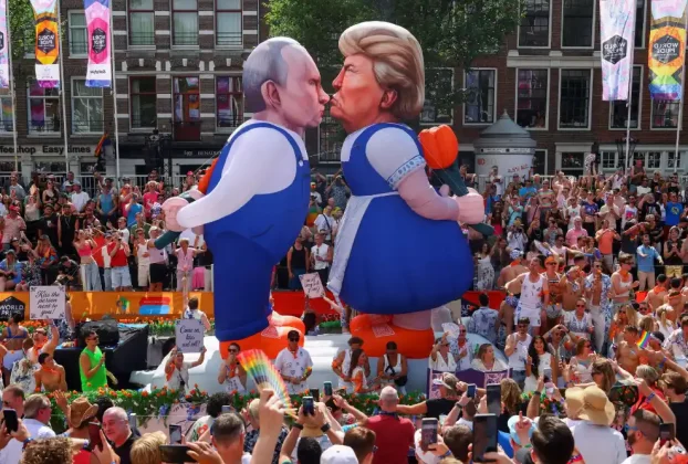 Схоже, що Дональд Трамп і Володимир Путін мають тісні стосунки, надувні Путін та Трамп