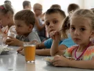 діти у їдальні