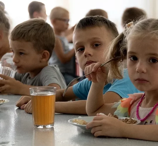 діти у їдальні