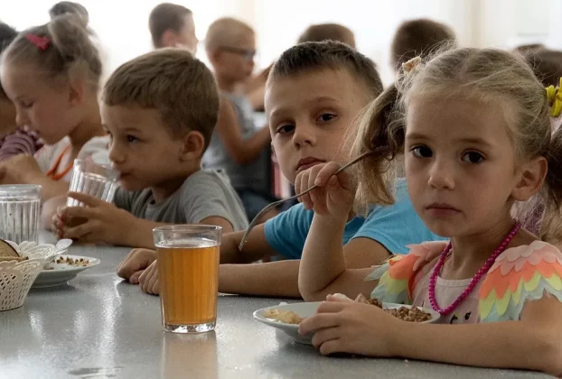 діти у їдальні