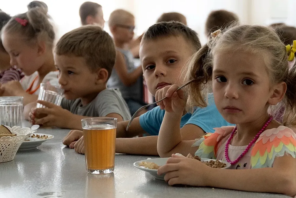 діти у їдальні